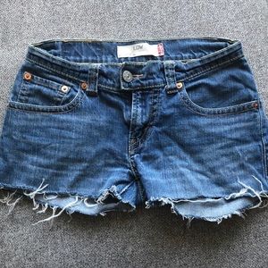 Levi’s Low Cutoff Jean Shorts 🔥
